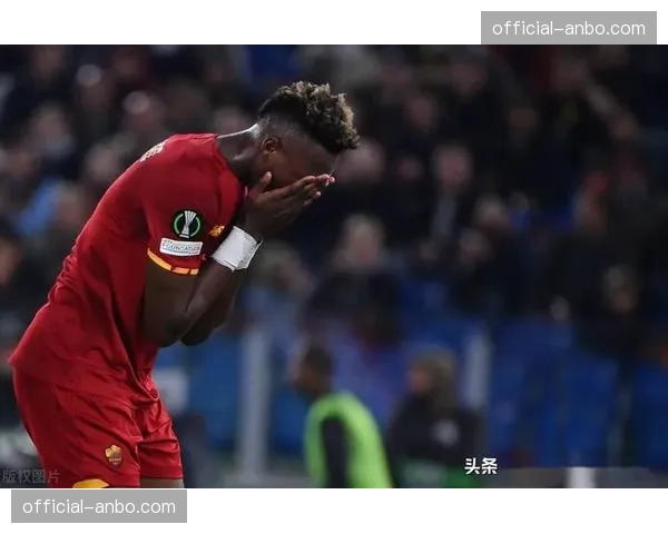 镜头捕捉：卢顿主帅爱德华兹在边线持续手势指挥，要求锋线球员上提压迫对方中卫