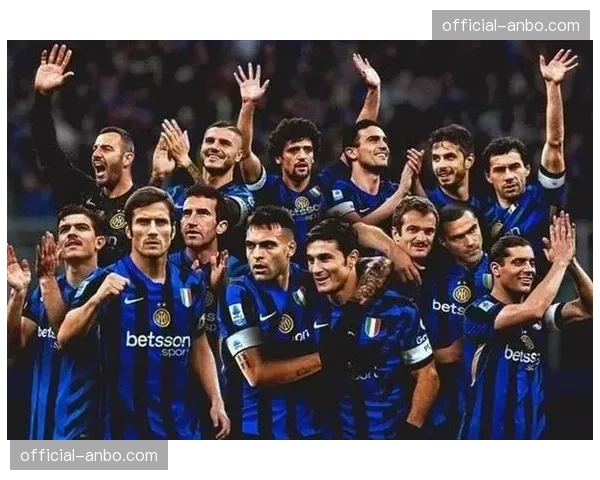 国米全队抵达曼彻斯特，大量随队远征球迷在酒店外欢迎