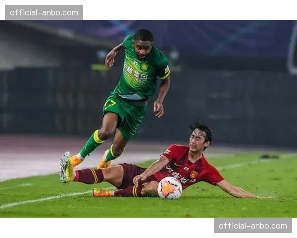 评论：VAR“轻触”判定标准统一，但半决赛关键判罚再度引发对技术供应商的质询