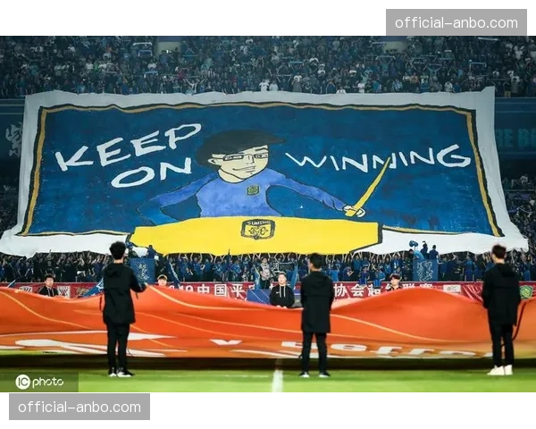巴黎球迷展示绿巨人主题TIFO：-今晚，唤醒你心中的绿巨人-
